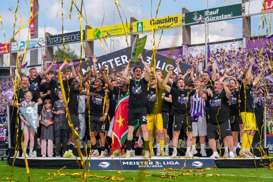 VfL Osnabrück bejubelt die Meisterschaft mit dem Pokal am 09.05.2026 gegen SSV Ulm 1846 Fußball im Stadion Bremer Brücke