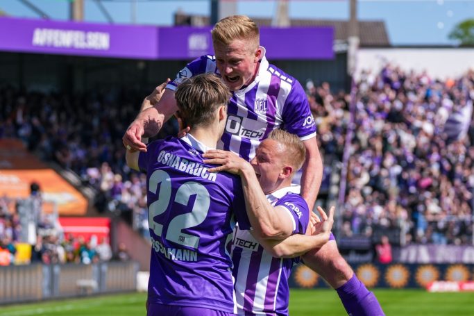 VfL Osnabrück Torjubel Bernd Riesselmann, Niklas Wiemann und Kai Pröger bejubeln den 2:1 Siegtreffer gegen SC Verl am 25.04.2026 im Stadion Bremer Brücke