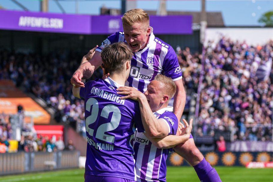 Bernd Riesselmann, Niklas Wiemann und Kai Pröger bejubeln den 2:1 Siegtreffer gegen SC Verl am 25.04.2026 im Stadion Bremer Brücke