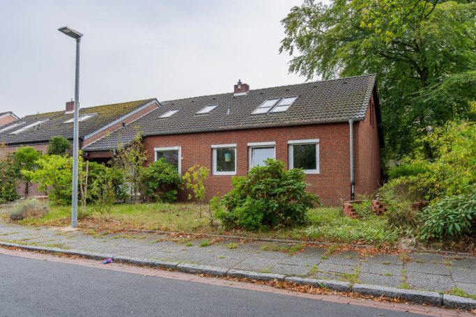 Immobilienfoto von außen einer verkaufsbereiten Immobilie Außenaufnahme eines verkaufsbereiten Hauses