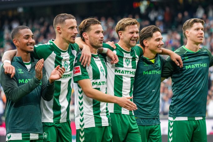 Werder Bremen Spieler aufgereiht Werder Bremen Spieler aufgereiht vor den eigenen Fans in der Ostkurve