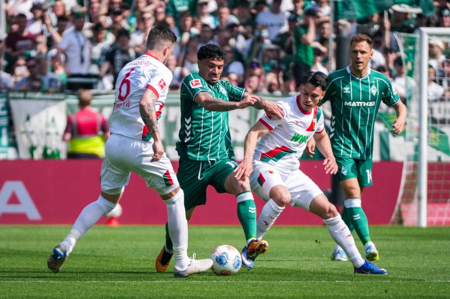 Jeffrey Gouweleeuw, Cameron Puertas, Fabian Rieder und Senne Lynen beim Bundesliga Spiel von Werder Bremen gegen FC Augsburg am 02.05.2026