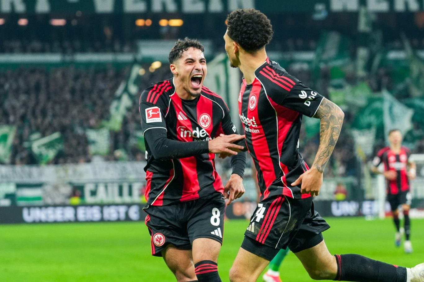 Fares Chaibi und Nnamdi Collins von Eintracht Frankfurt jubeln nach dem Tor zum 1:2 gegen Werder Bremen im Weserstadion am 16.01.2026