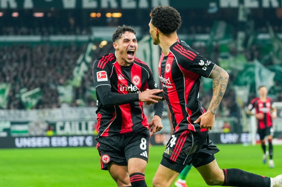Fares Chaibi und Nnamdi Collins von Eintracht Frankfurt jubeln nach dem Tor zum 1:2 gegen Werder Bremen im Weserstadion am 16.01.2026