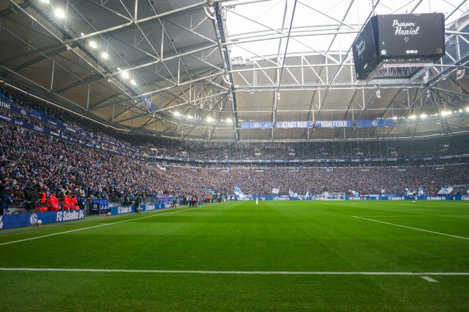 Veltins Arena Weitwinkel Bild Aufnahme vor dem Spiel zwischen FC Schalke 04 und dem 1. FC Kaiserslautern am 25.01.2026 in der Veltins Arena Gelsenkirchen
