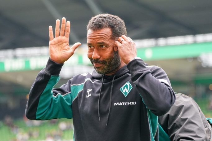 Daniel Thioune winkt den Fans von Werder Bremen Daniel Thioune winkt den Fans von Werder Bremen