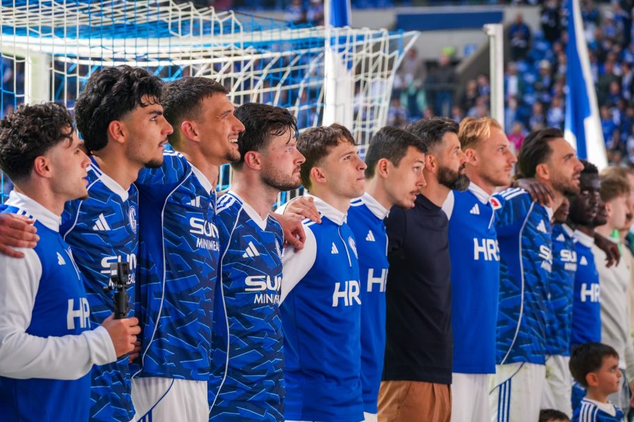Spieler und Trainer von Schalke 04 nach dem Spiel gegen Preußen Münster in der 2. Bundesliga am 19.04.2026 in der Veltins Arena