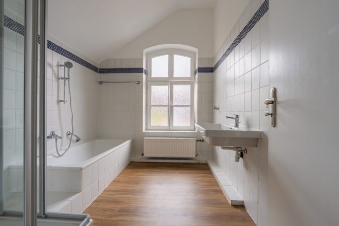 Immobilienfoto eines Badezimmers Foto eines Badezimmers einer verkaufsbereiten Wohnung