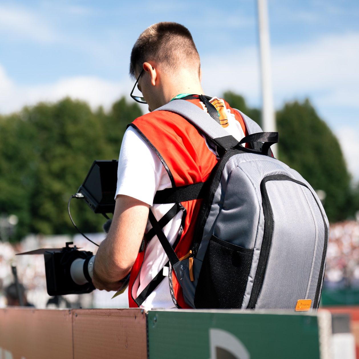 Leon Frick Medienproduktion mit einer Kamera in der Hand beim DFB Pokalspiel