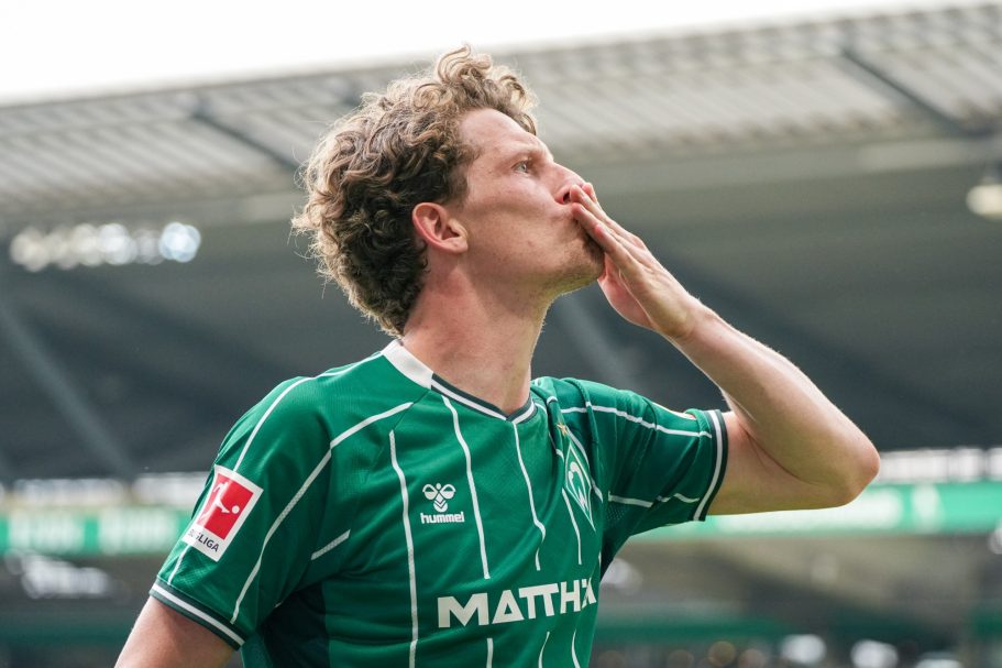 Jens Stage grüßt die Fans von Werder Bremen nach dem Bundesliga Spiel gegen FC Augsburg am 02.05.2026