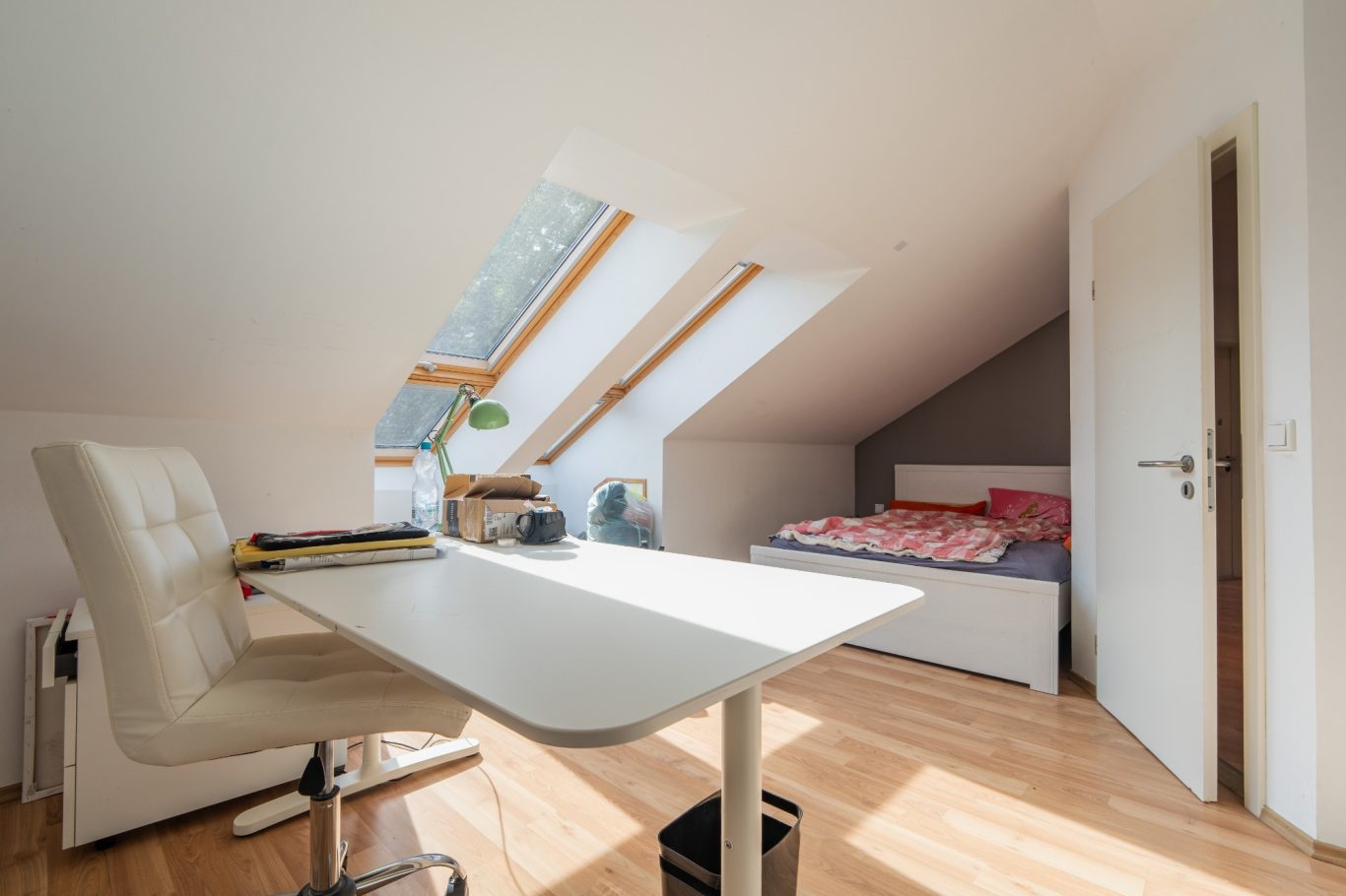Interieurfoto eines Zimmers einer verkaufsbereiten Wohnung
