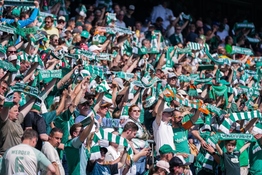 Fans von Werder Bremen mit Fanschals beim Bundesliga Spiel gegen FC Augsburg am 02.05.2026