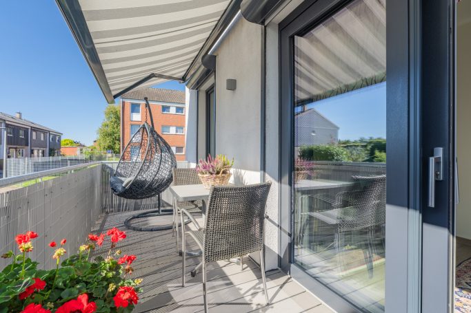 Immobilienfoto eines Balkons Immobilienfoto eines Balkons von einer verkaufsbereiten Wohnung