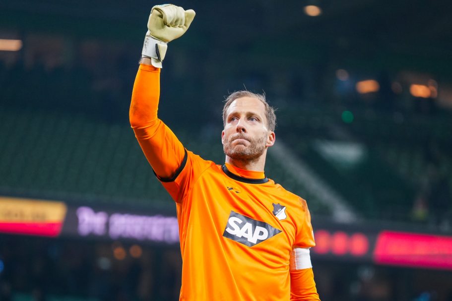 Oliver Baumann Torwart von TSG 1899 Hoffenheim jubelt nach dem Sieg gegen Werder Bremen im Weserstadion am 27.01.2026