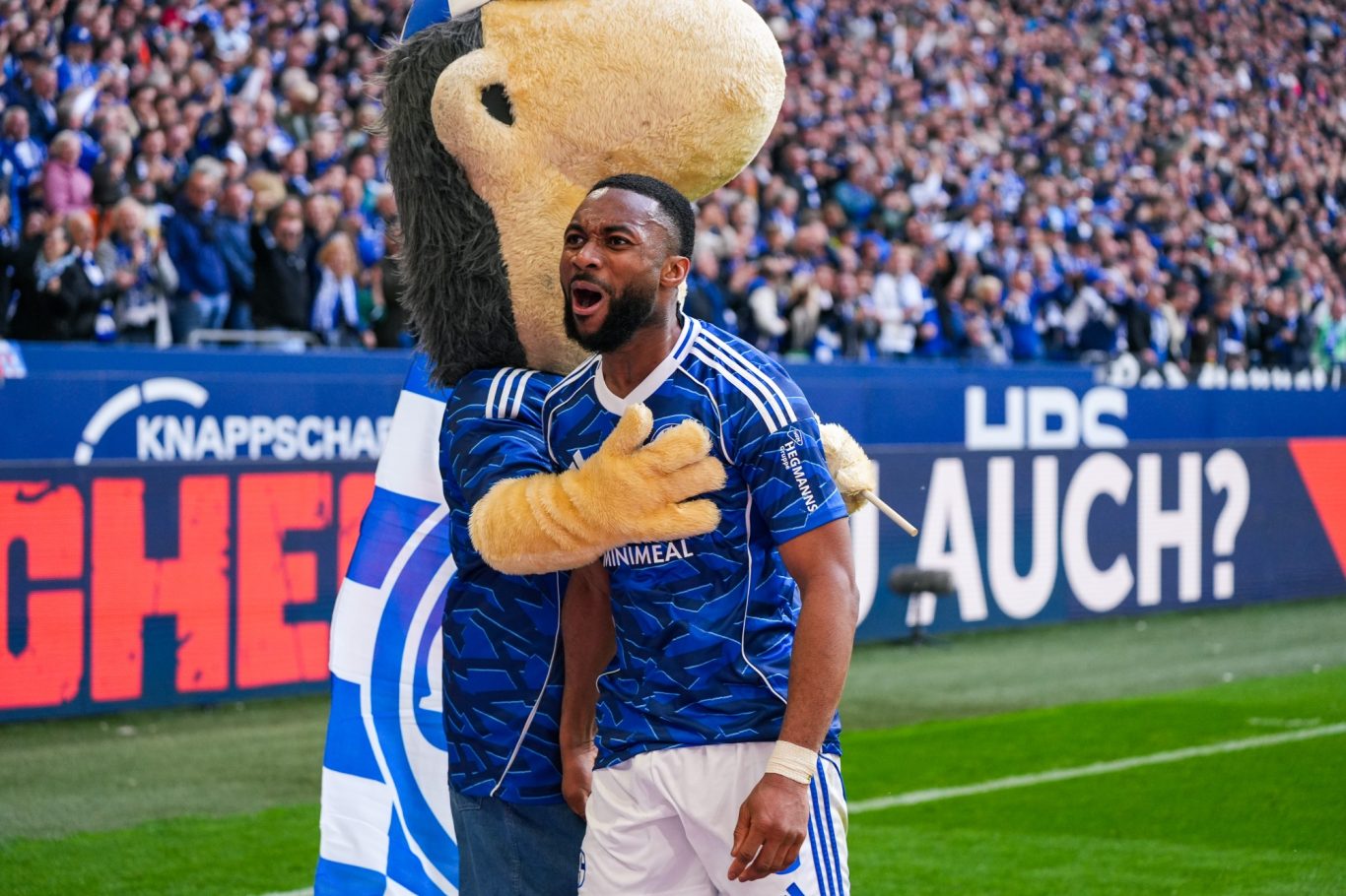 Moussa Sylla bejubelt das 4:0 für Schalke 04 gegen Preußen Münster in der 2. Bundesliga am 19.04.2026 in der Veltins Arena
