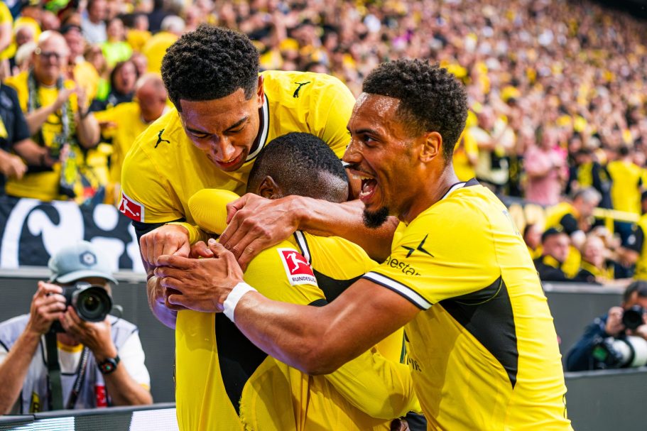 Felix Nmecha, Jobe Bellingham und Serhou Guirassy jubeln nach einem Tor für den BVB