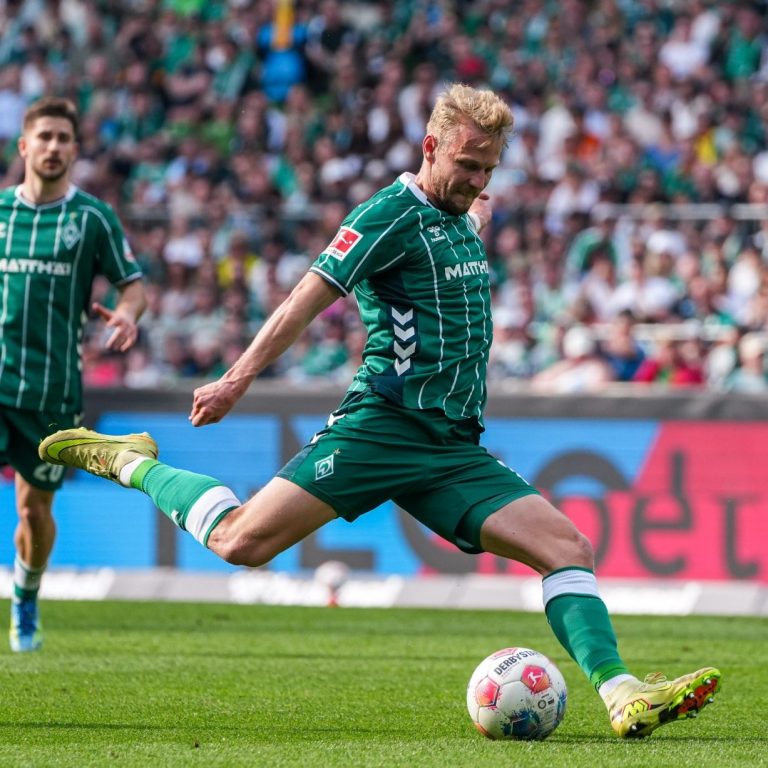 Torschuss Foto von Marco Grüll von Werder Bremen im Bundesliga Spiel von Werder Bremen gegen FC Augsburg zur Darstellung der Sportfotografie