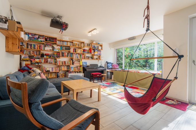 Immobilienfoto eines Wohnzimmers Interieurfoto eines Wohnzimmers einer verkaufsbereiten Wohnung