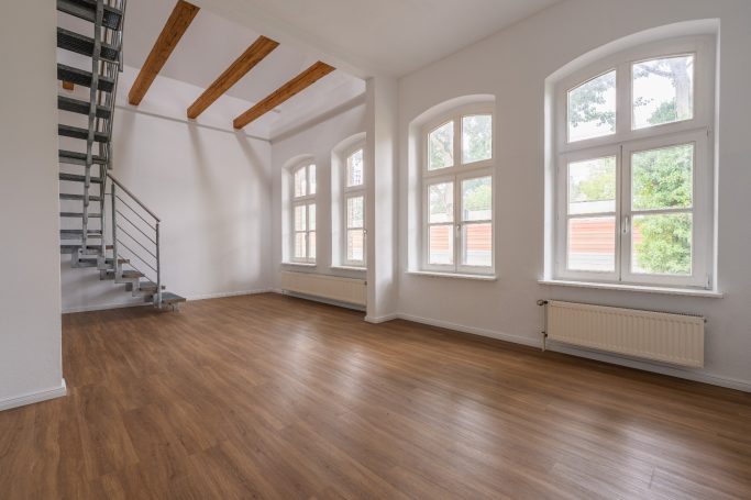 Immobilienfoto eines Wohnzimmers Foto eines Wohnzimmers einer verkaufsbereiten Wohnung