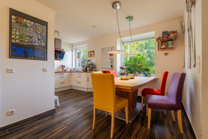 Immobilienfoto eines Essbereichs mit Küche Immobilienfoto eines Essbereichs mit Küche