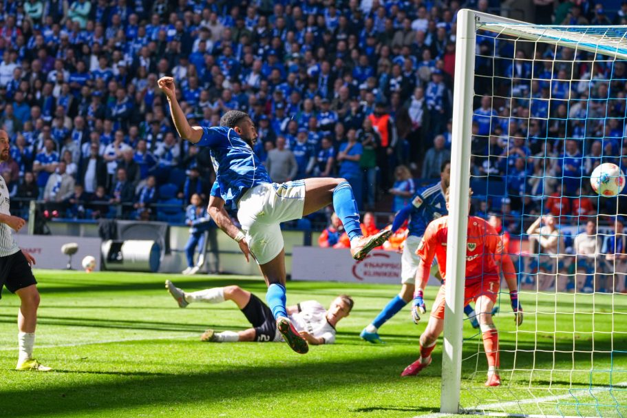 Moussa Sylla mit dem 4:0 für Schalke 04 gegen Preußen Münster in der 2. Bundesliga am 19.04.2026