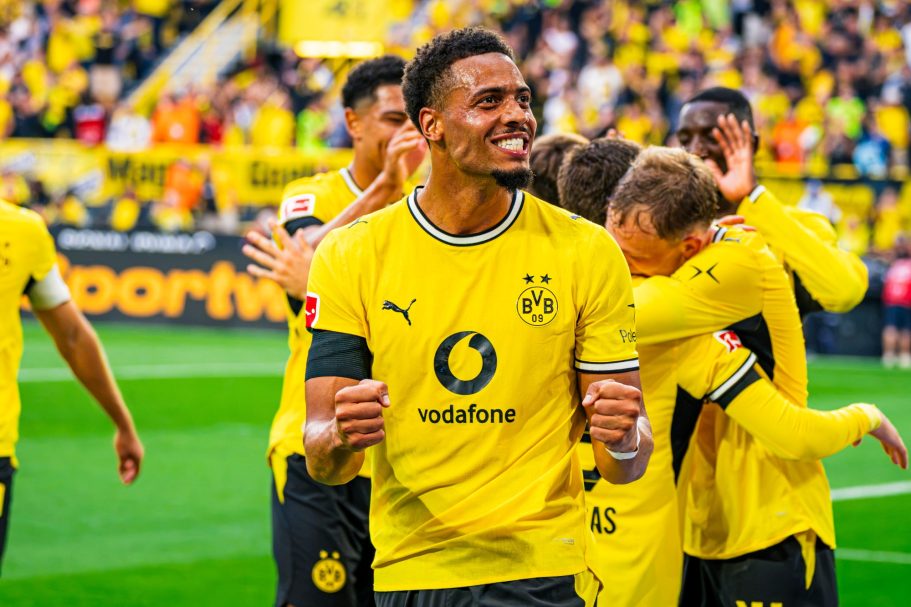 Felix Nmecha jubelt nach dem Tor zum 2:0 für Borussia Dortmund gegen den HSV